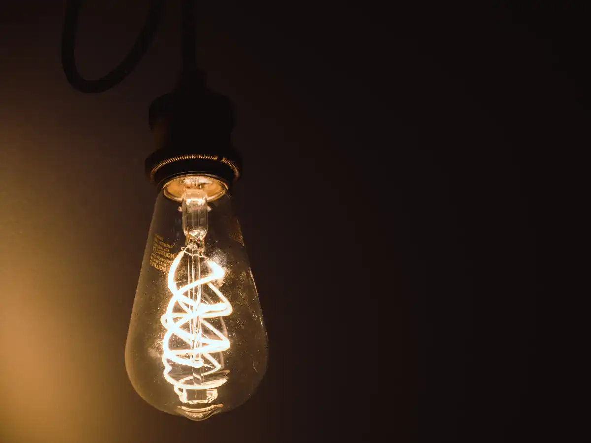 深夜電力を連想させる裸電球