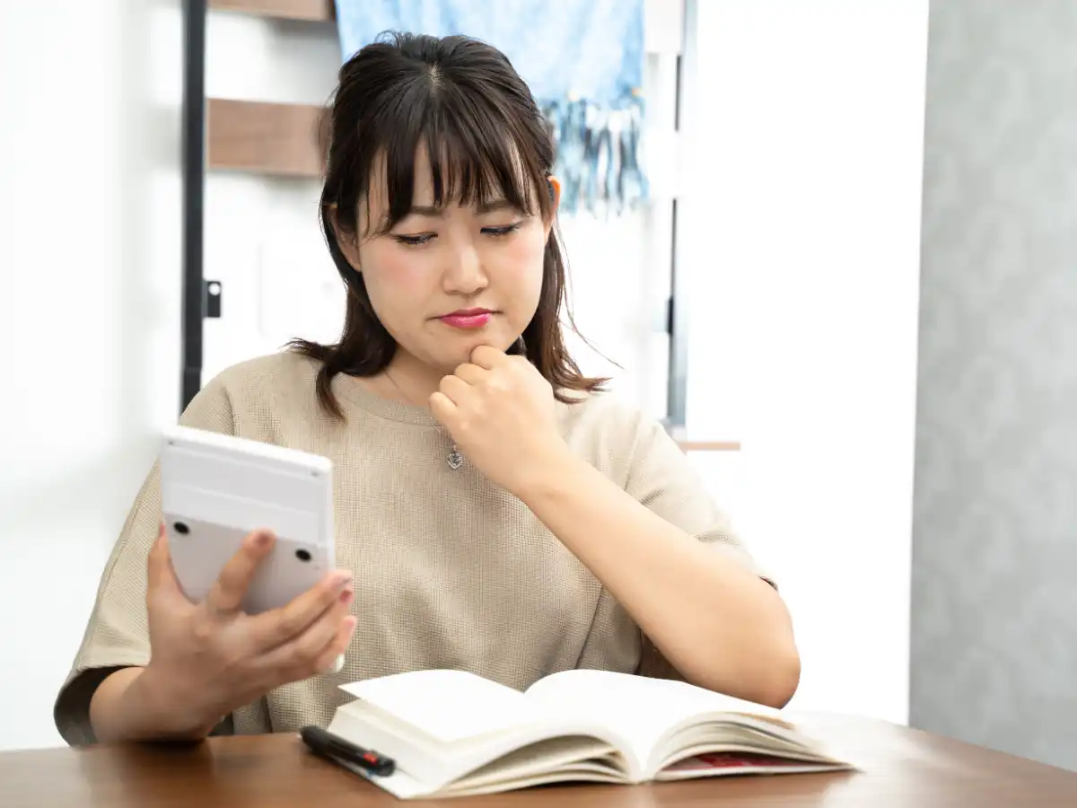 節約を考えて家計簿をつける主婦